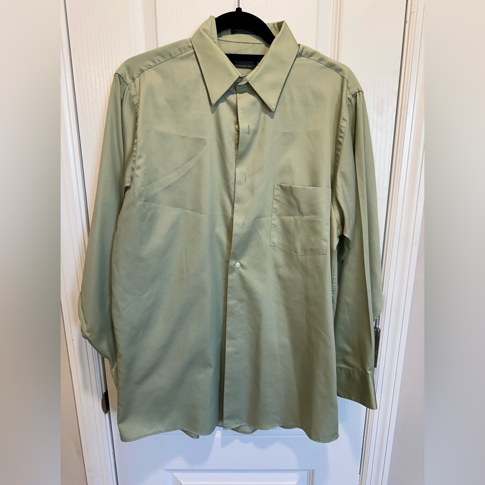 Men’s Dress Long Sleeve Shirt
Light Green 
EUC 
Size 15.5 (32/33)